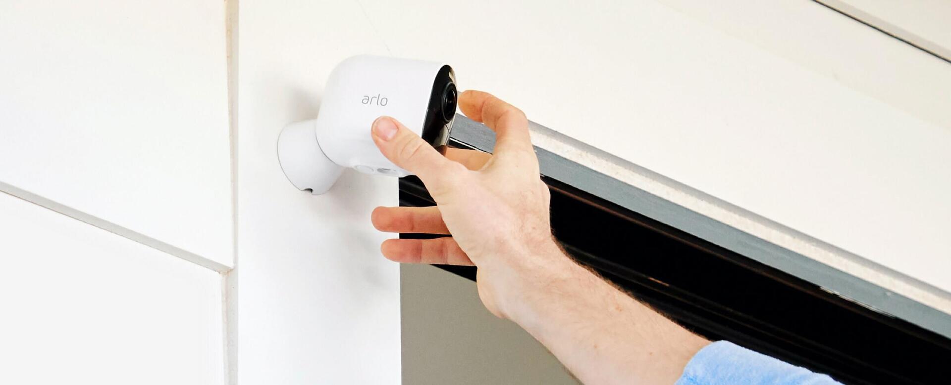 Arlo Ultra 2 Security System - Gateway + camera[s] - battery powered, AC powered - 4 camera[s]