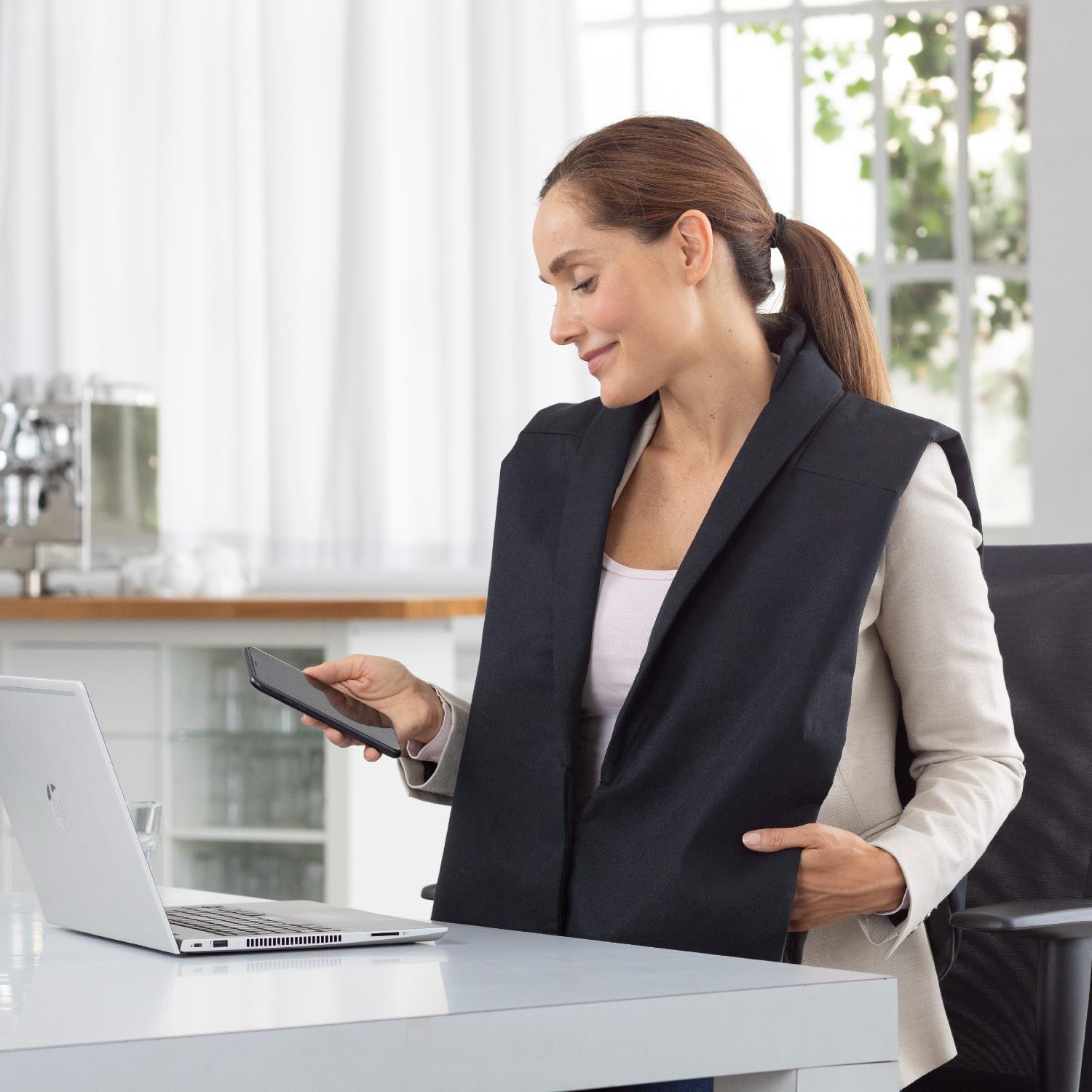 Mantella termica wireless Medisana OL 150 con power bank in look business per l'ufficio