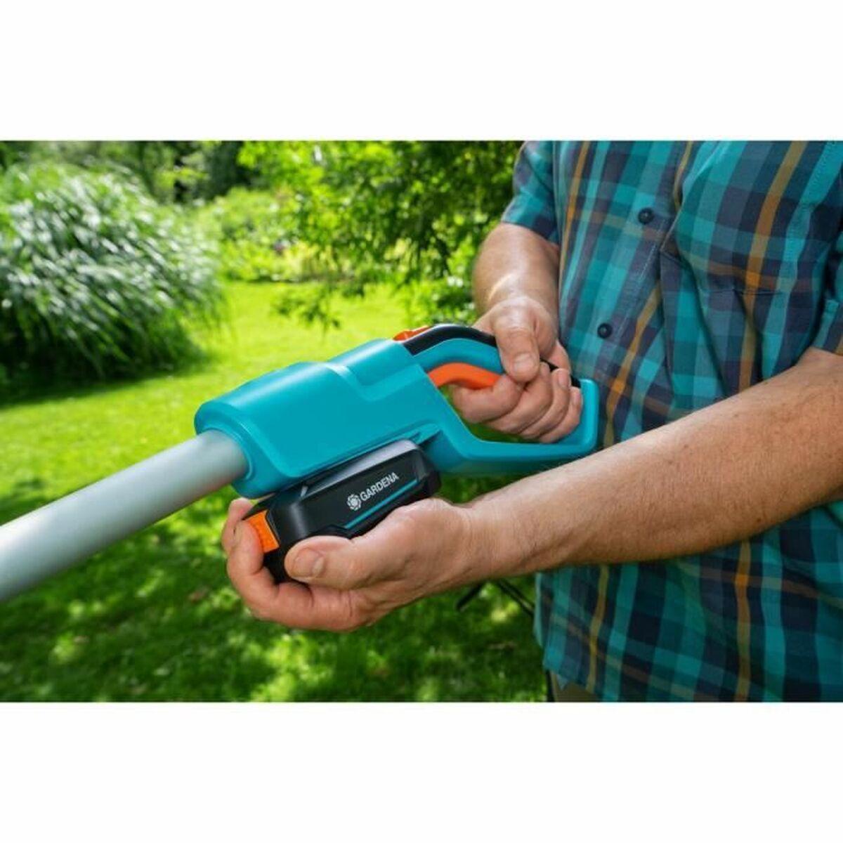 Tagliasiepi telescopico a batteria Gardena THS 42/18V P4A Set pronto all'uso