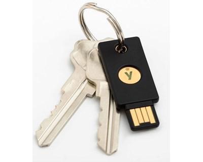 Der YubiKey 5 ist ein kleines USB-Gert das mehrereAuthentifizierungs- und kryptographische Protokolle untersttzt. Mit einer ein