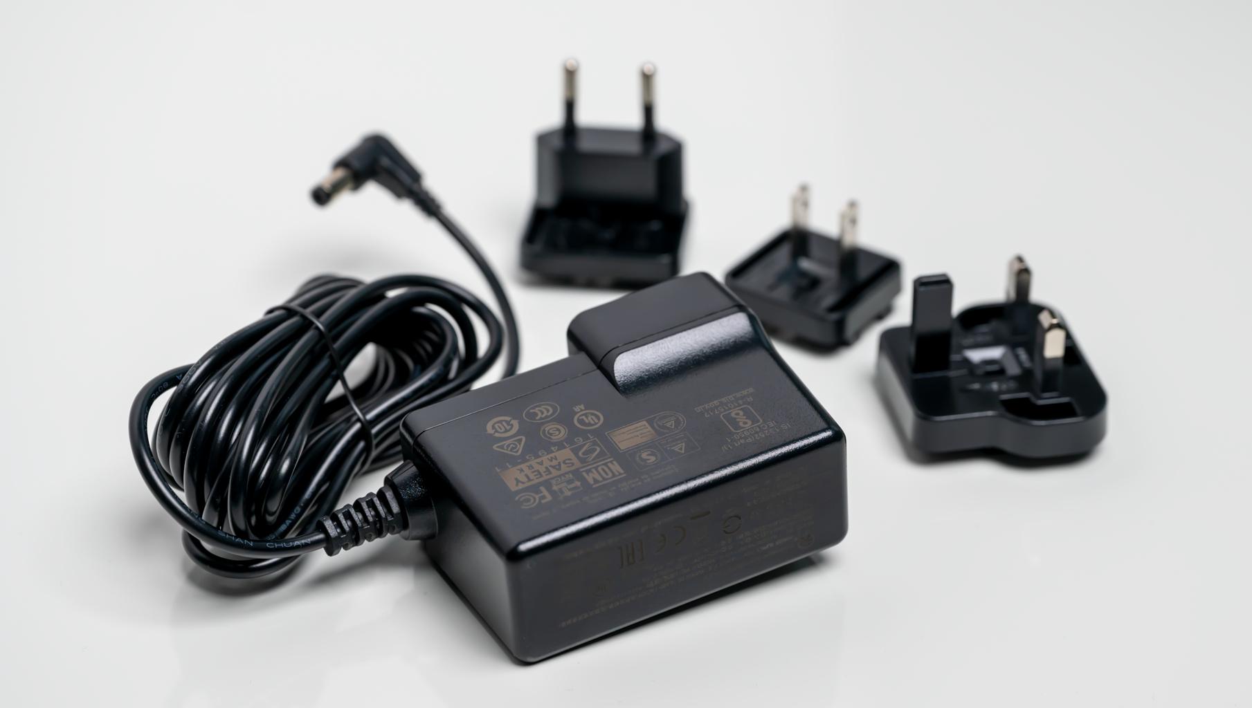 Humly HUM1006 adattatore e invertitore Interno 24 W Nero