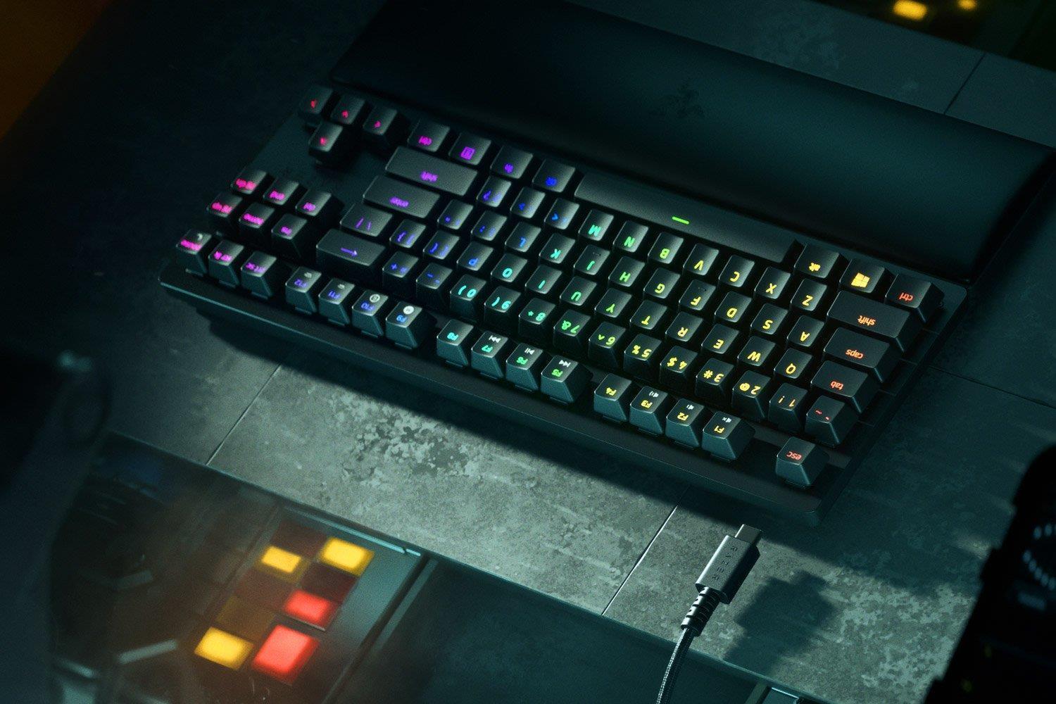 Tasta Tenkeyless Razer Huntsman V2 (interruttore ottico lineare, cablato, USB, layout tedesco, RGB)